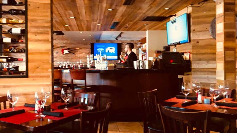 arizona biltmore estates area upscale lifestyles geodirectory2 bar tarbells tavern dining room bar 960x540 1 768x432