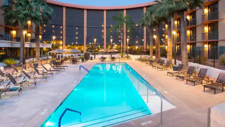 arizona biltmore estates area upscale lifestyles geodirectory2 hotels embassy suites pool 960x540 1 768x432