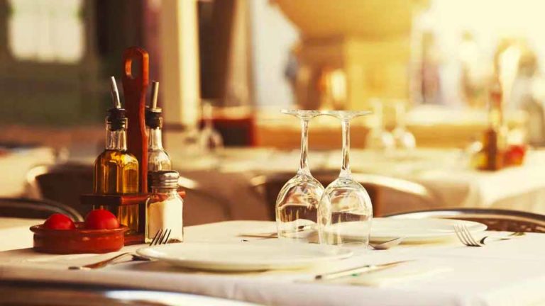 arizona biltmore estates area upscale lifestyles geodirectory2 restaurants frank alberts biltmore resort table setting 960x540 1 768x432